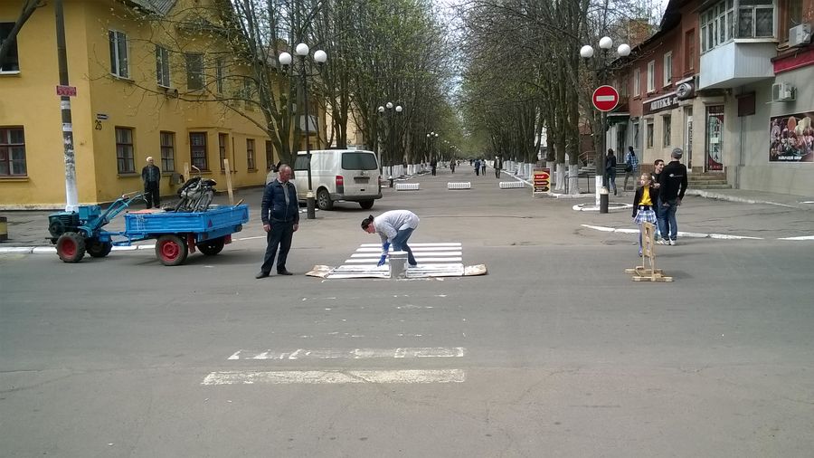 фарбують пішохідні переходи та обмежувачі швидкості. Зображення 1