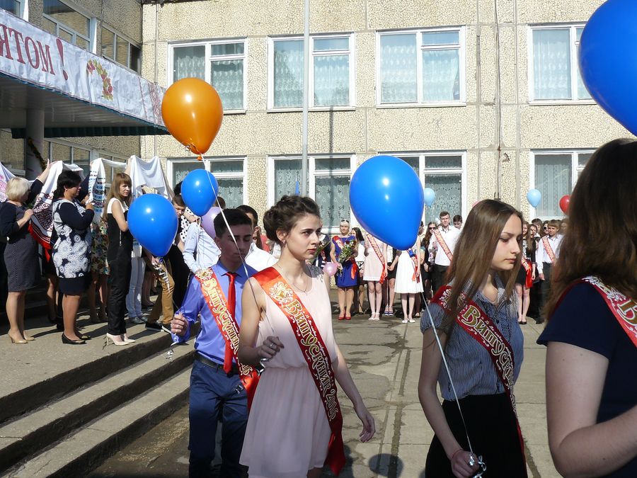 у школах міста пролунав останній дзвінок. Зображення 3