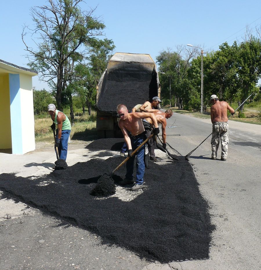 на шляховій ремонтують дорогу. Зображення 1