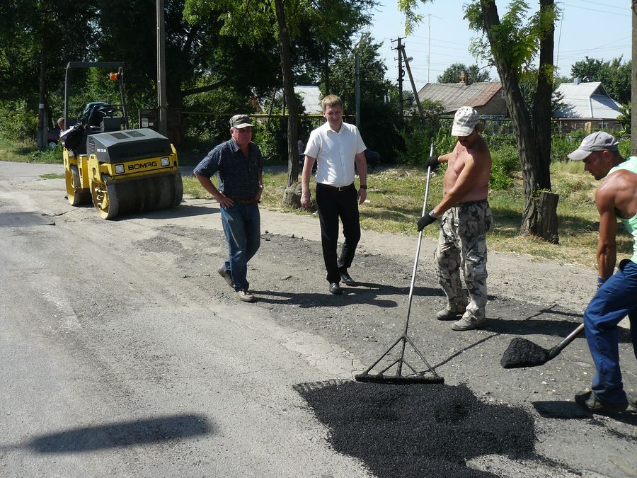 на шляховій ремонтують дорогу. Зображення 2