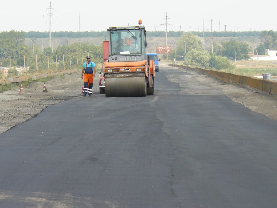 на дамбі тривають роботи. Зображення 1