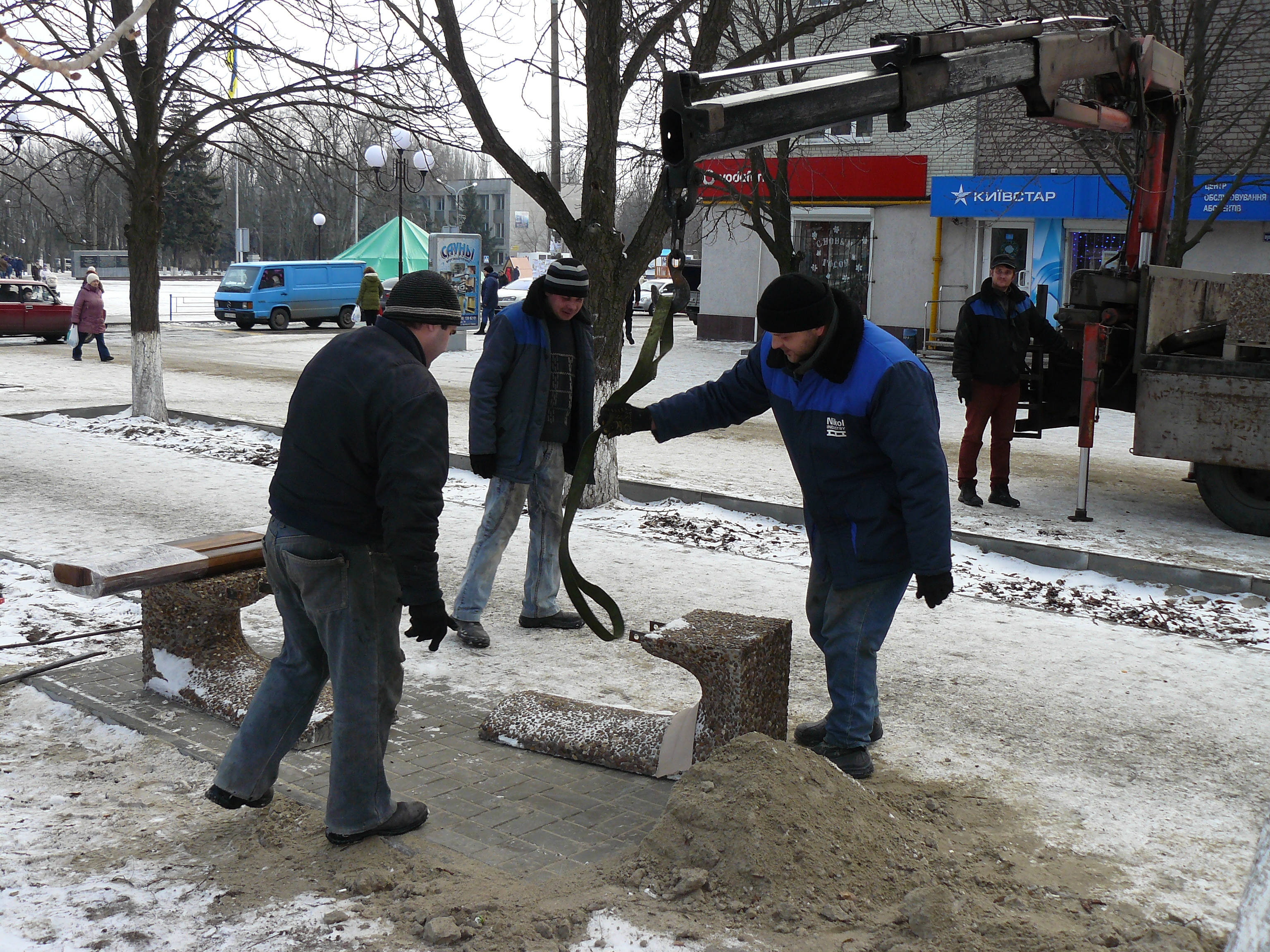 на центральній встановлюють лавочки. Зображення 1