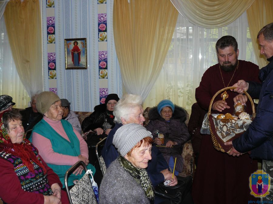 підопічних територіального центру привітали зі світлою седмицею. Зображення 3