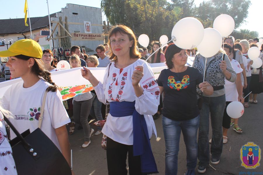 символи покрова прикрасили найбільше в україні панно з петриківського розпису. Зображення 2