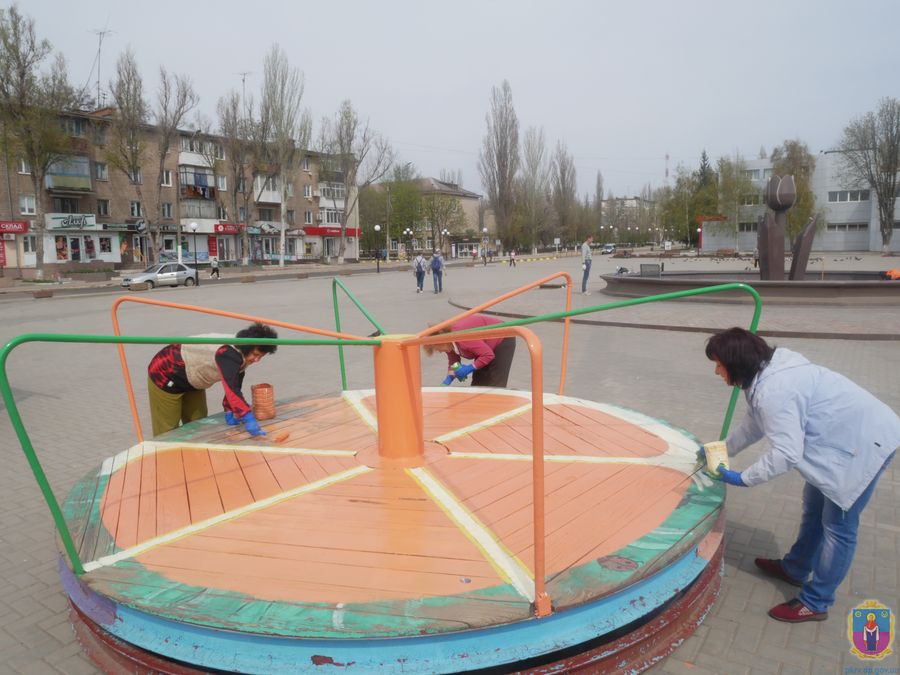 дитячий майданчик площі ім.і.сірка з кольорами веселки. Зображення 2