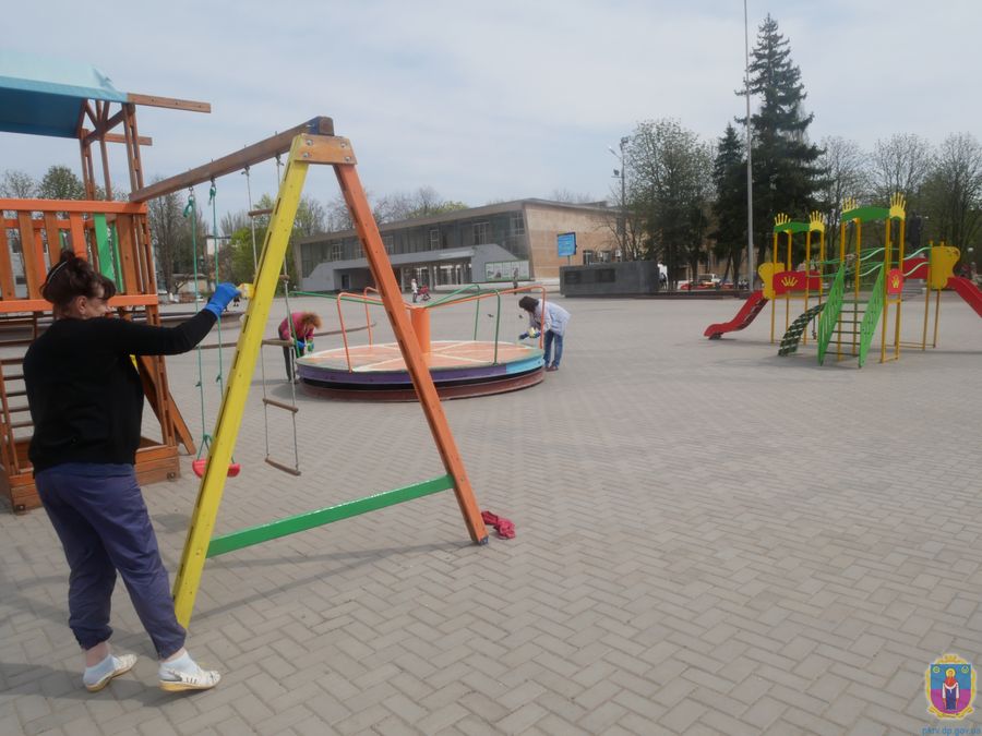 дитячий майданчик площі ім.і.сірка з кольорами веселки. Зображення 3