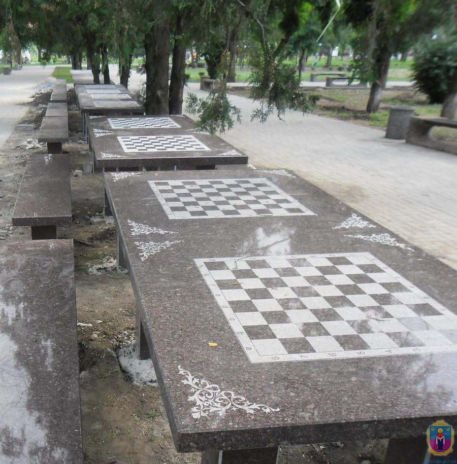 у парку ім. бориса мозолевського з’явився музичний фонтан та столи для шахістів. Зображення 3