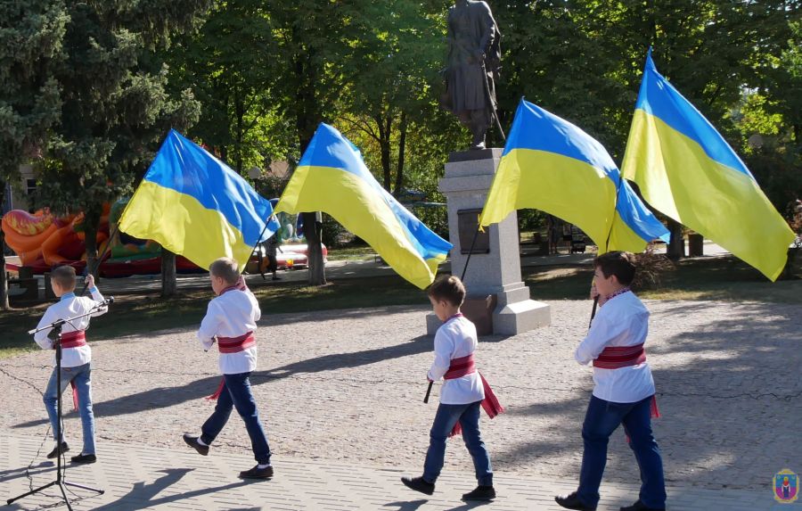 блакить із золотом на нім переплелися. Зображення 3