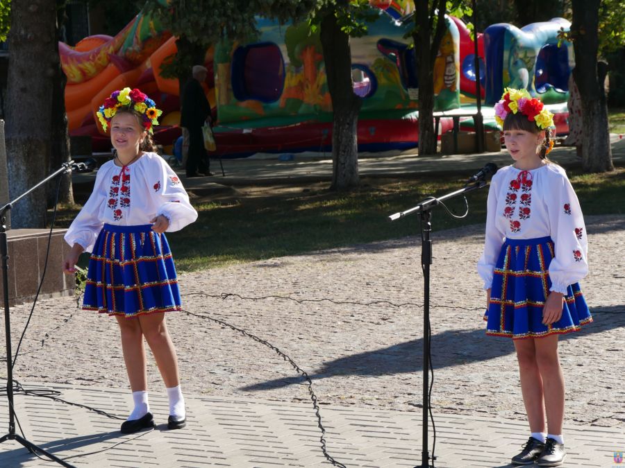 блакить із золотом на нім переплелися. Зображення 4