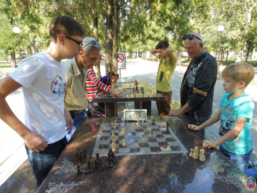 шахова осінь. юні шахісти змагалися у центральному парку. Зображення 3