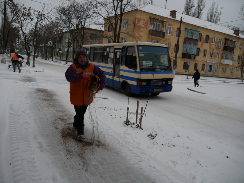 комунальники прибирають місто від снігу. Зображення 1