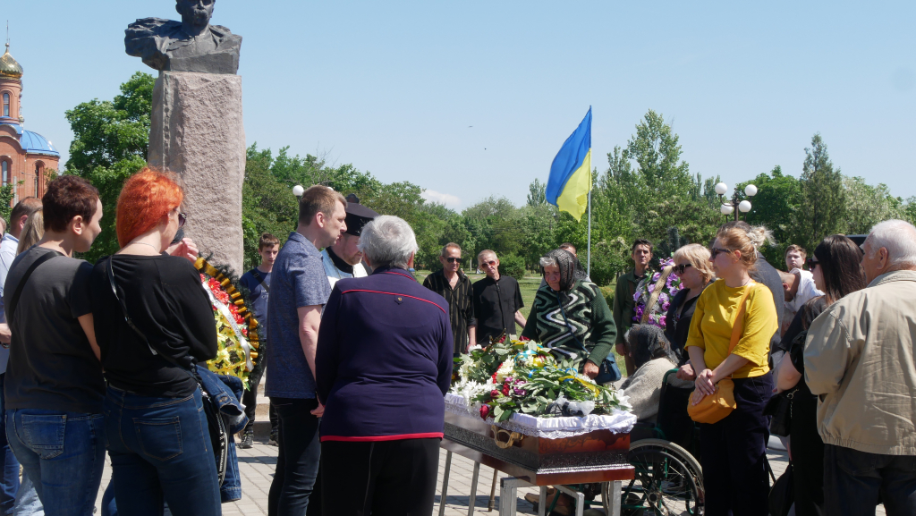 Все місто в скорботі: на Дніпропетровщині провели в остунню путь загиблого Героя